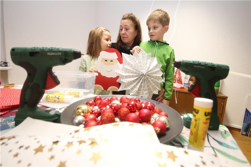 Zwischen Heißklebepistolen und Weihnachtskugeln empfängt Andrea Schütte von der Stadtjugendpflege im neuen Lutteraner Jugendraum, der sich im alten Rathaus befindet, ihre ersten Gäste. Foto: Gereke