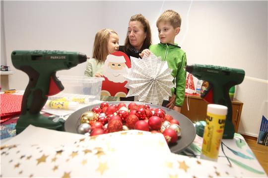 Zwischen Heißklebepistolen und Weihnachtskugeln empfängt Andrea Schütte von der Stadtjugendpflege im neuen Lutteraner Jugendraum, der sich im alten Rathaus befindet, ihre ersten Gäste. Foto: Gereke