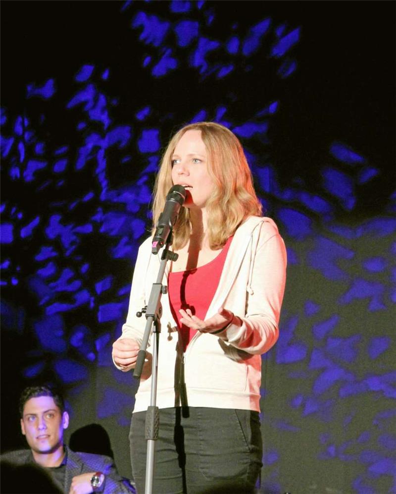 Poetry-Slam im Bündheimer Schloß: Wort-Zauber, Rap-Poesie, Erzähl-Kunst Zwischen Hirn und Darm: Sarah Bosetti wurde zur Slam-Siegerin des Abends im Bündheimer Schloß gewählt.