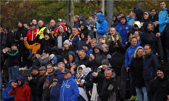 Zwischen Jubel und Erleichterung: Der Anhang der TSG Bad Harzburg feiert an der Planstraße den Treffer zum 5:3-Endstand durch Timo Schwanecke. Foto: Epping