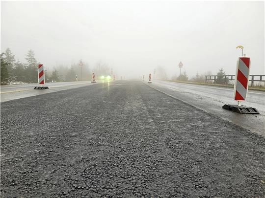 Zwischen Marienteichbaude und Torfhaus ist die zuvor aufgefräste Mittelspur der B 4 in der vergangenen Woche mit einer Schicht Asphalt gefüllt worden. Foto: Exner