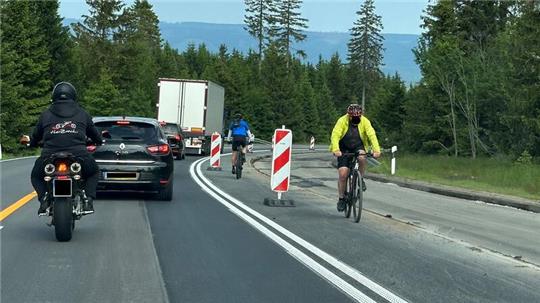 Zwischen Marienteichbaude und Torfhaus - mittlerweile wurde bereits asphaltiert - gilt noch bis voraussichtlich Ende Juli eine geänderte Verkehrsführung.
