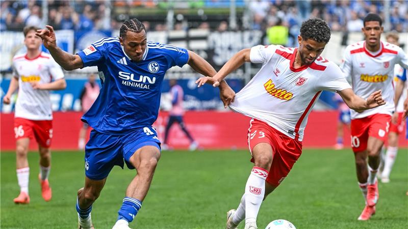 FC Schalke 04 verliert bei Schlusslicht Regensburg Zwischen Schalke und Regensburg ging es umkämpft zur Sache.