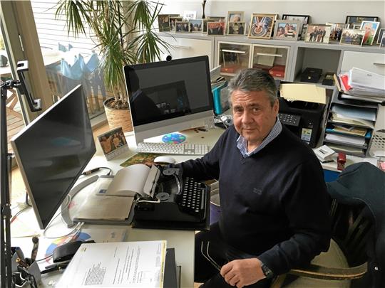 Zwischen damals und heute: Vor die modernen Computer hat Sigmar Gabriel jene alte Diplomat-Schreibmaschine gestellt, die er aus dem Nachlass von GZ-Chefredakteur Andreas Mueller erhalten hat. Auf ihr hatte Gabriel, mit Mueller-Tochter Sabine befreundet, einst sein erstes Flugblatt verfasst – es ging um die Neutronenbombe. Foto: Heine