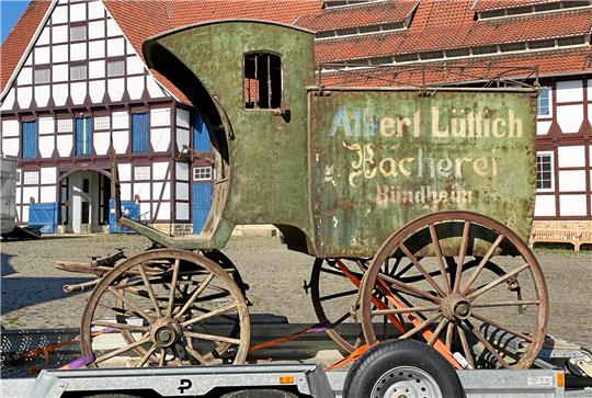 Zwischen dem ERsten und dem Zweiten Weltkrieg  liefert der Bündheimer Bäcker Albert Lüttich mit dieser Kutsche Brötchen aus. DAnach steht sie Jahrzehnte in einer Scheune, nun ist sie am Gestüt angekommen. Fotos: Schlegel