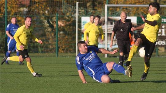 Zwischen dem TSV Gielde, links Fabio Keyser, und dem SV Rammelsberg, hier Osman Ibo, kommt es am 11. Mai auf dem Eichberg zu einem vorentscheidenden Duell um Platz sechs.Foto: Gietemann