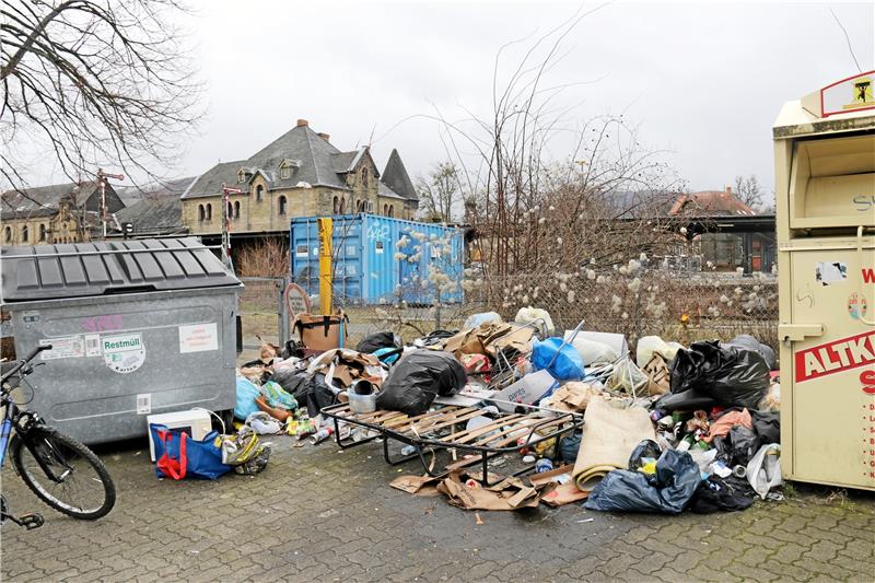 Zwischen den Containern sammeln sich Pfandflaschen, Möbel, Essensreste, Kabel und Elektrogeräte. Foto: Jenzora