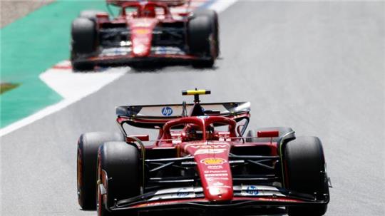 Zwischen den Ferrari-Piloten Carlos Sainz (v.) und Charles Leclerc gibt es Zoff.