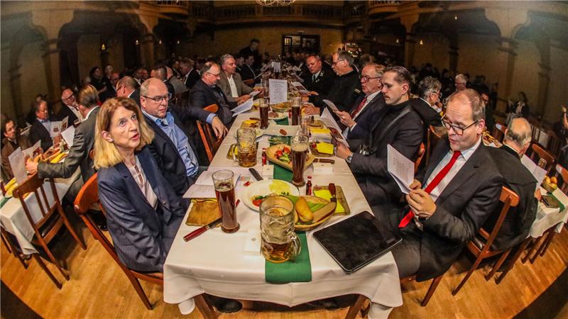 Zwischen den Redebeiträgen wird gesungen.