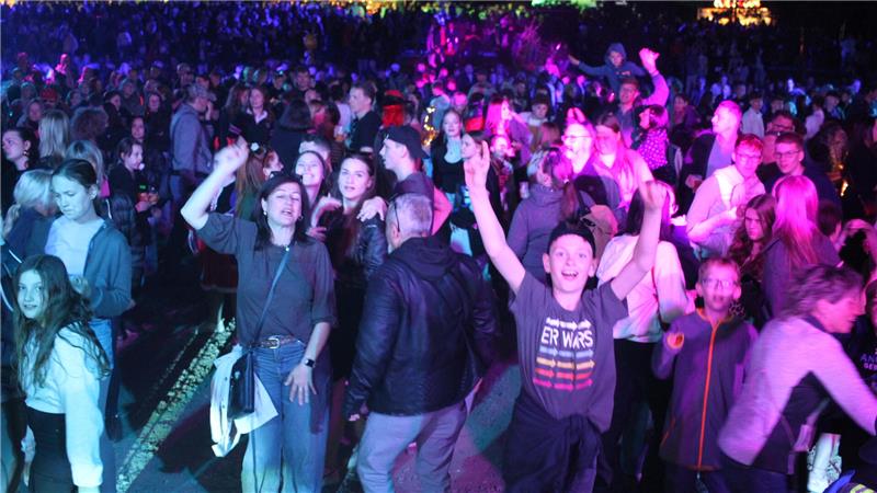 Zwischen den Shows tanzen sich viele tausend Gäste durch die Partynacht.