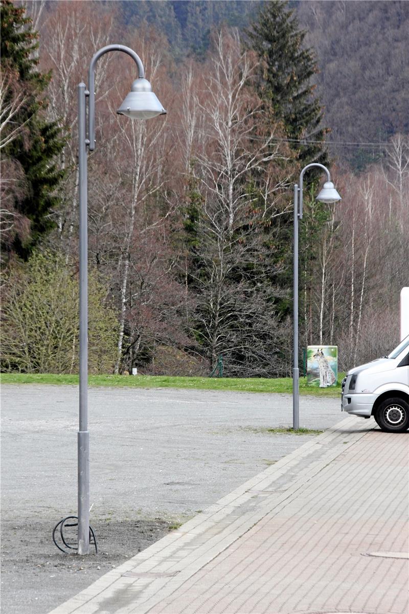 Zwischen den beiden Laternen hinter der Tourist-Info wird in Kürze der aus Gabionen geformte Schriftzug „Bergstadt Lautenthal“ erstrahlen.  Foto: Kühlewind
