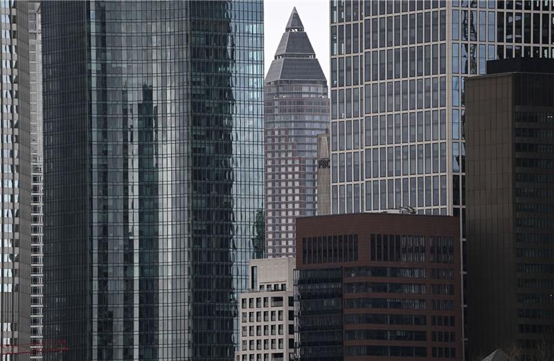 Vier Frankfurter Wolkenkratzer haben eigene Postleitzahl Zwischen den gläsernen Fassaden der Bankenstadt ist der Messeturm mit seiner charakteristischen Spitze zu sehen.