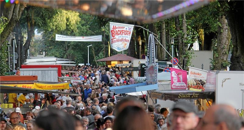 Bergbauernmarkt in Zellerfeld öffnet 2024 bis Oktober Zwischen den rund 40 Ständen des Bergbauernmarktes ist es Donnerstag rappelvoll. Foto: Nachtweyh