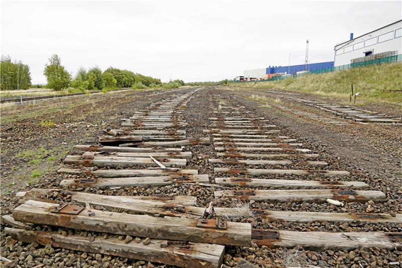 Zwischen der Firma Electrocycling (rechts) und der Bahnlinie nach Oker (links) liegt der alte Ostbahnhof der Hütte. Der Boden ist belastet und das Areal so, wie es da jetzt daliegt, nicht nutzbar. Es soll nun saniert werden, unter anderem wird es bis auf das Niveau der angrenzenden Industrieflächen angehoben, um von dort aus genutzt werden zu können. Fotos: Schlegel