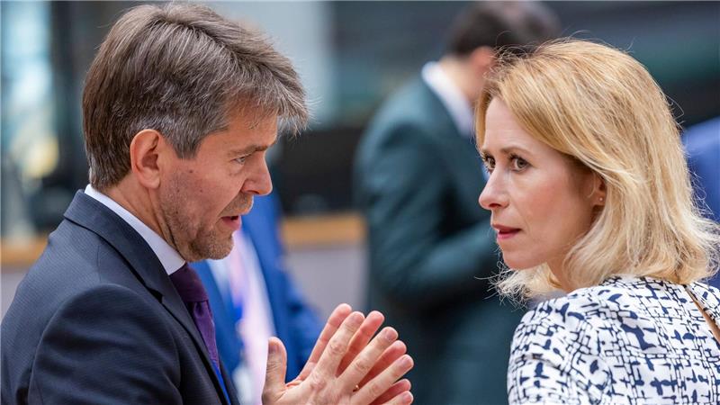 Einigung in Brüssel: EU verhängt neue Russland-Sanktionen Zwischen der Slowakei und der EU gab es zuletzt hitzige Debatten: Hier spricht der slowakische Europastaatssekretär Marek Estok mit der EU-Außenbeauftragten Kaja Kallas.