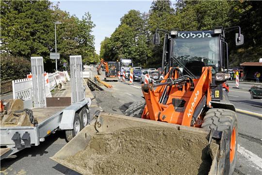 Zwischen der Straße Am alten Salzwerk und dem Berliner Platz lassen die Stadtwerke neue Gasleitungen verlegen. Diese Arbeiten sollen Mitte Oktober abgeschlossen sein. Fotos: Schlegel