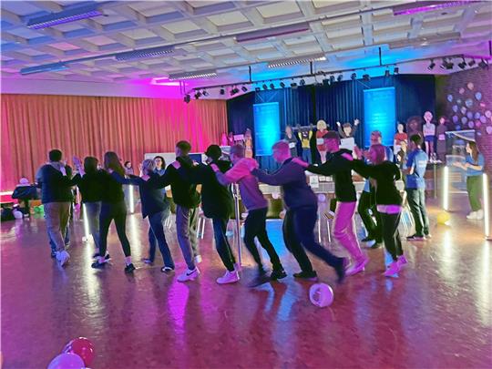Zwischen emotionalen Momenten und ernsten Gesprächen wird auch eine Polonaise gebildet und getanzt.  Fotos: Otte