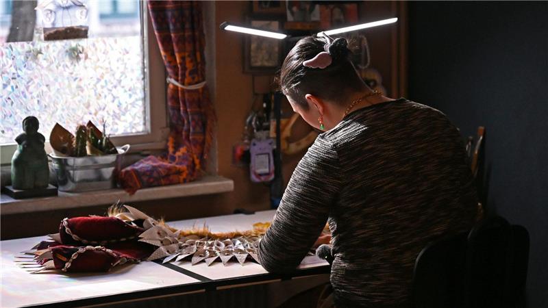 Zwischen sechs und sieben Monaten sitzt Toni an ihren Kostümen. 