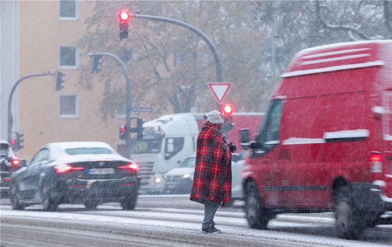Armut und Ungleichheit: Europarat mahnt Deutschland Zwischen wartenden Autos an der Ampfel: Bitten um Almosen bei Schneetreiben in Hamburg.