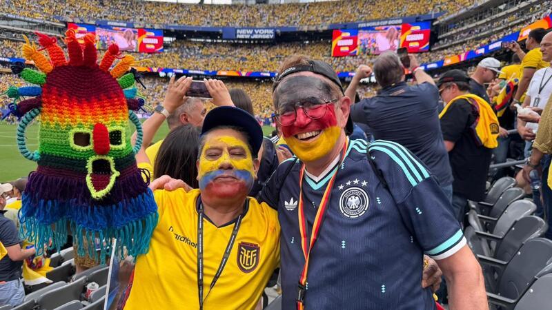 Zwischen zahlreichen Fußball-Fans aus Ecuador schaut der Oberharzer Schorse Engelke das WM-Spiel im Stadion. Er hat eine Deutschlandfahne ins Gesicht gemalt.