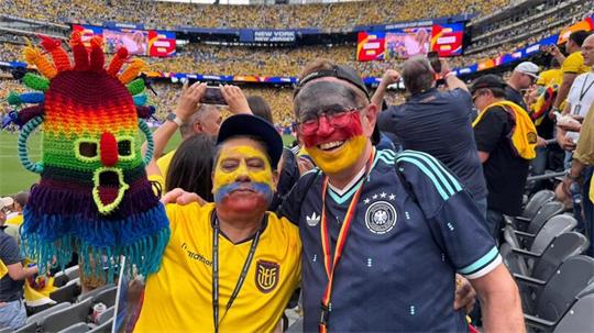 Zwischen zahlreichen Fußball-Fans aus Ecuador schaut der Oberharzer Schorse Engelke das WM-Spiel im Stadion. Er hat eine Deutschlandfahne ins Gesicht gemalt.