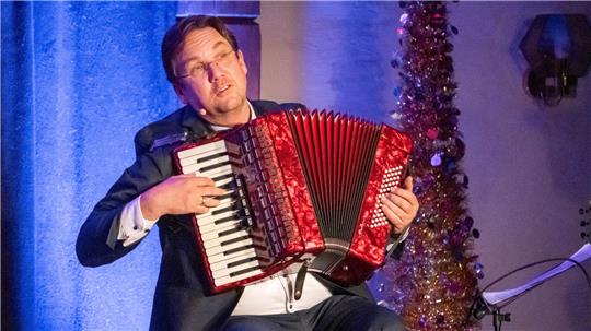 Matthias Brodowy spielt mit seinem Akkordeon.