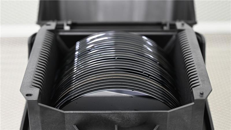 Zwischenprodukte der Halbleiterproduktion, sogenannte Wafer, liegen in einer Box. (Archivbild) 