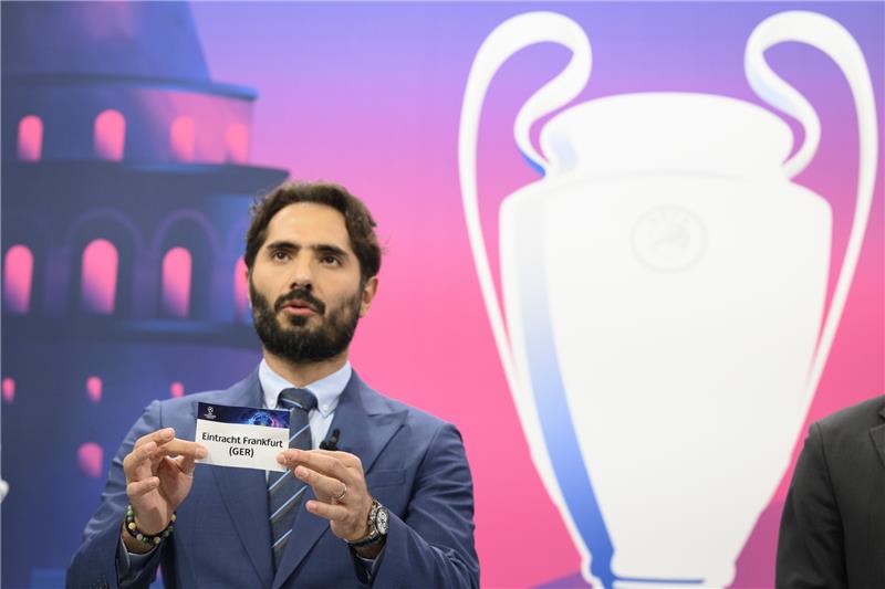 Kracher-Lose für deutsches Champions-League-Quartett Zwischenrunde in Nyon: Hamit Altintop, Fußballspieler aus der Türkei und Botschafter für das UEFA-Champions-League-Finale in Istanbul, zeigt das Los des Fußballvereins Eintracht Frankfurt, während der Auslosung des Achtelfinales der UEFA Champions League 2022/23 im UEFA-Hauptquartier. Foto: Laurent Gillieron/KEYSTONE/dpa