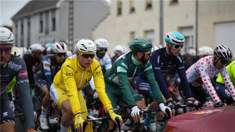 Lipowitz ärgert Tour-Stars: „Habe meinen Schuss probiert“ Zwischenzeitlich hatten die Radprofis auf der zweiten Etappe mit Regen zu kämpfen.