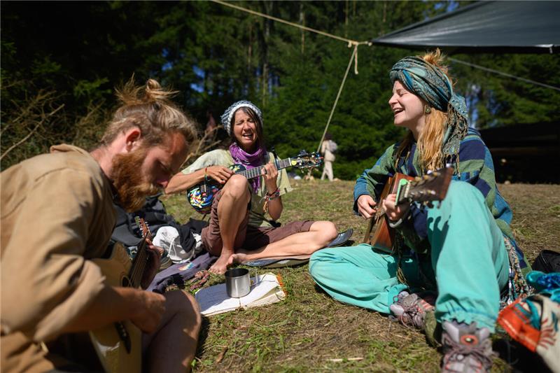 Zwischenzeitlich waren rund 1500 Teilnehmer beim „Rainbow Gathering“. Mittlerwei...