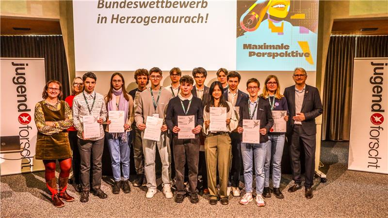 Gruppenfoto von zwölf Nachwuchsforschern mit ihren "Jugend Forscht"-Urkunden