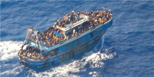 Zzahlreiche Menschen, auf dem Deck eines Fischerboots, das später vor Südgriechenland kenterte und sank.
