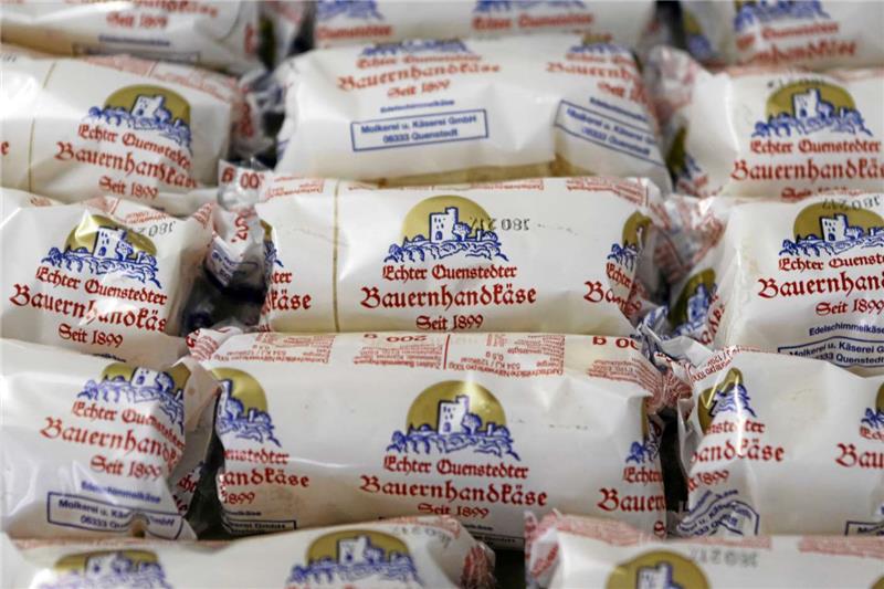 Der letzte Harzer Harz-Käse verschwindet arzer Käse aus Quenstedt. Fotos: Bein