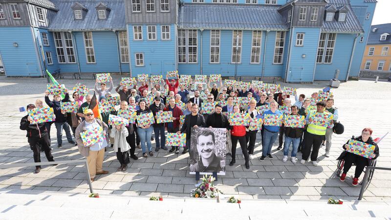 Clausthal-Zellerfelder sprechen sich gegen Extremismus aus #buntstadt steht auf den Plakaten, die die Demonstranten zum Ende der Veranstaltung hochhalten.