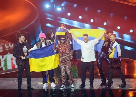das Kalush Orchestra aus der Ukraine hat den 66. Eurovision Song Contest gewonnen. Mit Mütze: Frontmann Oleh Psiuk. Foto: dpa
