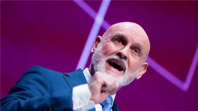 dbb-Chef Volker Geyer warnt vor grassierendem Personalmangel beim Staat. 