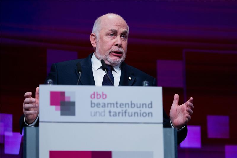 Beamtenbund warnt vor Schwächung des Staats dbb-Vorsitzender Ulrich Silberbach spricht bei der Jahrestagung des Deutschen Beamtenbundes in Köln.