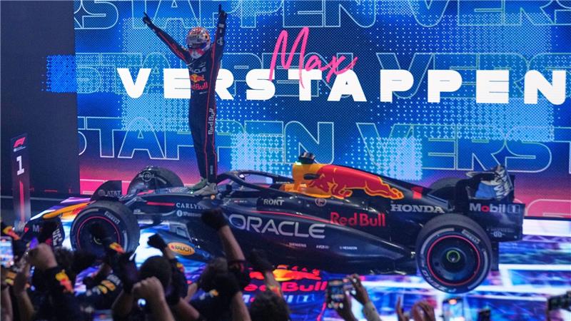 ed-Bull-Pilot Max Verstappen aus den Niederlanden feiert nach seinem Sieg beim Grand Prix von Katar.