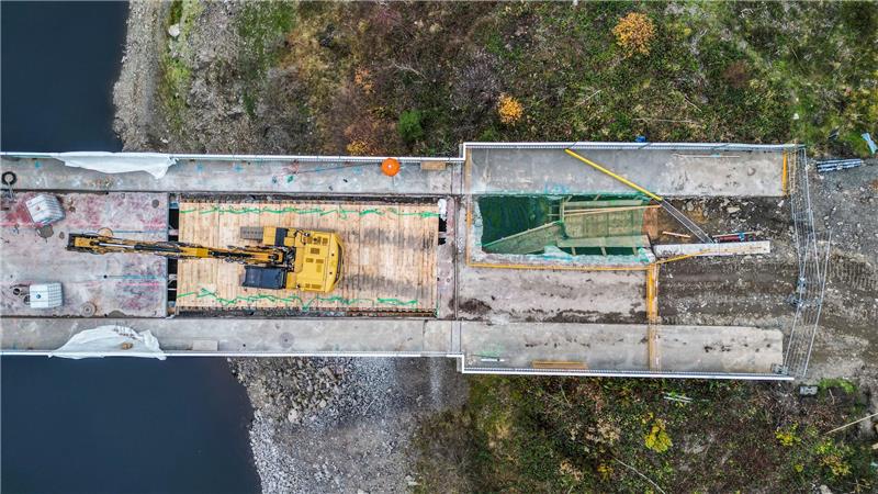Zu sehen ist die Bramkebrücke von oben, während ein Bagger mit dem Abriss beschäftigt ist.