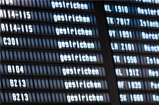 «gestrichen» ist mehrfach auf einer Anzeigetafel im Flughafen Hannover-Langenhagen zu lesen.