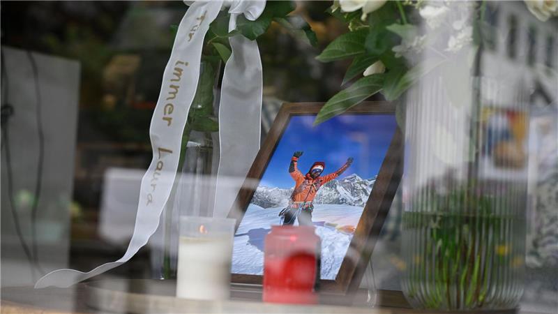 in Foto, Kerzen, Rosen und eine Schleife mit der Aufschrift „Für immer Laura“ stehen im Einrichtungsgeschäft Dahlmeier im Schaufenster. 