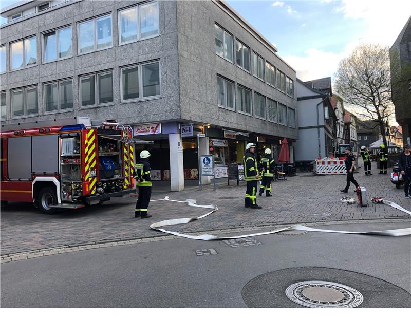 Feuerwehreinsatz in Goslar: Gasleck vor Karstadt <li>Seit 19 Uhr am Freitagabend läuft ein großer Einsatz <strong id="i_editor_text_rf_form_627564f75efac_1651860095009" class="nfyb-editor nfyb-editor-standard mce-content-body mce-edit-focus" style="position: relative;" contenteditable="true" spellcheck="false">der Goslarer Feuerwehr, weil aus einer <strong id="i_editor_text_rf_form_6275656756a86_1651860207043" class="nfyb-editor nfyb-editor-standard mce-content-body mce-edit-focus" style="position: relative;" contenteditable="true" spellcheck="false">Baugrube </strong>vor Karstadt in der Bäckerstraße Gas austritt. Foto: Kleine<br></strong></li>