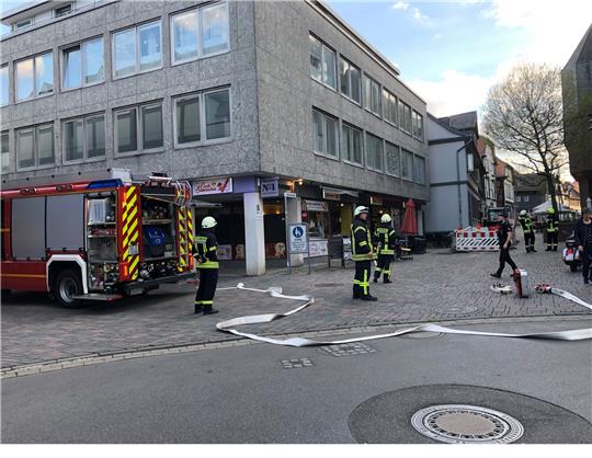 <li>Seit 19 Uhr am Freitagabend läuft ein großer Einsatz <strong id="i_editor_text_rf_form_627564f75efac_1651860095009" class="nfyb-editor nfyb-editor-standard mce-content-body mce-edit-focus" style="position: relative;" contenteditable="true" spellcheck="false">der Goslarer Feuerwehr, weil aus einer <strong id="i_editor_text_rf_form_6275656756a86_1651860207043" class="nfyb-editor nfyb-editor-standard mce-content-body mce-edit-focus" style="position: relative;" contenteditable="true" spellcheck="false">Baugrube </strong>vor Karstadt in der Bäckerstraße Gas austritt. Foto: Kleine<br></strong></li>