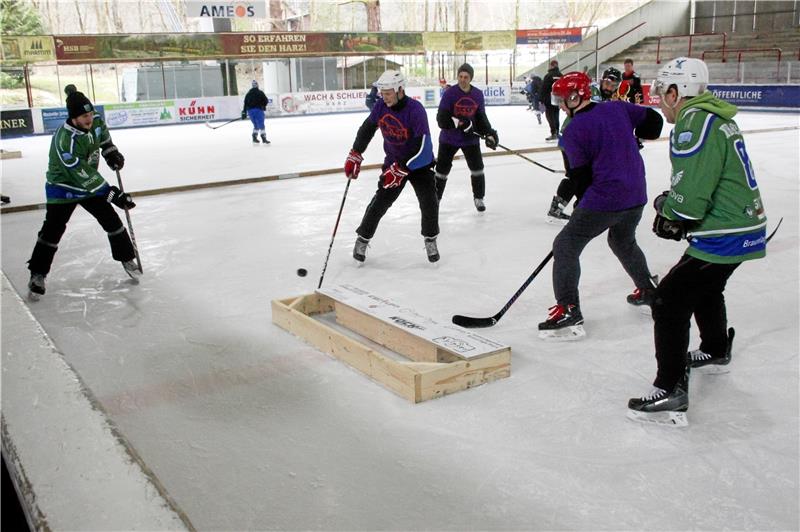 links: Schock (Braunlager Jungs) Pondhockey DM Braunlage