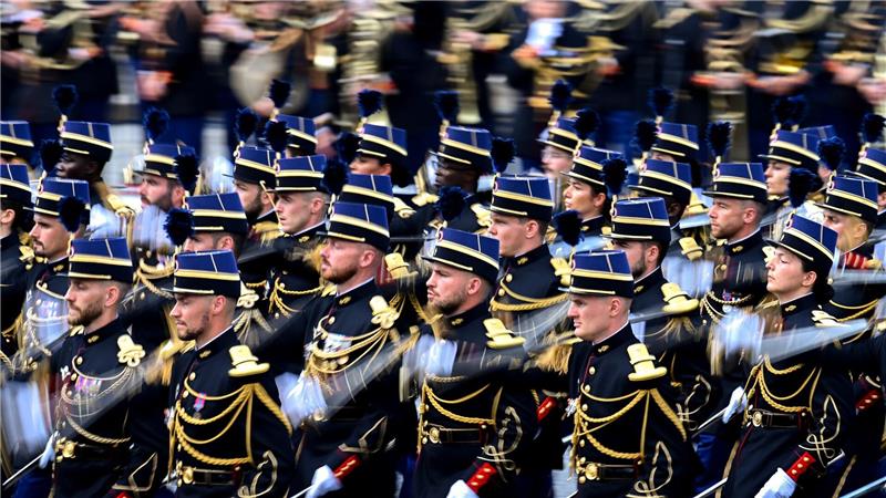 oldaten paradieren auf den Champs Elysees zum französischen Nationalfeiertag.
