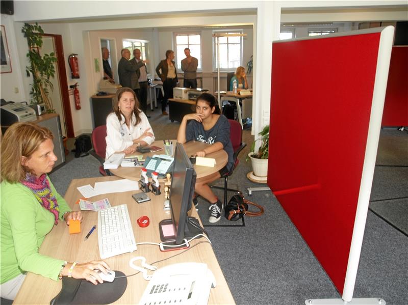<p>30 Minuten früher auf, dafür donnerstags kürzer: Das Stadtbüro (vormals Bürgerbüro) im „weißen Rathaus“ ändert vom 1. Februar an seine Sprechzeiten. Archivfoto: Stumpf</p>