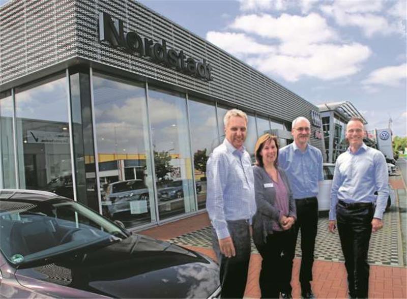<p>Ab dem 1. Juli gehört das Autohaus Ohse zu Nordstadt: Dessen Geschäftsführer Jürgen Falkenhain (li.) und Maik Schenkhut flankieren die Noch-Inhaber Stephanie und Michael Blume. Fotomontage; GZ</p>