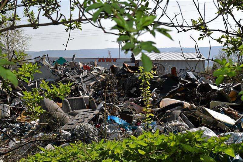 <p>Alte Möbel, Fahrradreifen, Holz und Plastik häufen sich auf dem Gelände. Mitunter sind auch Metalldosen zu sehen, in denen sonst Terpentinöl oder Farbverdünner verkauft werden.</p>