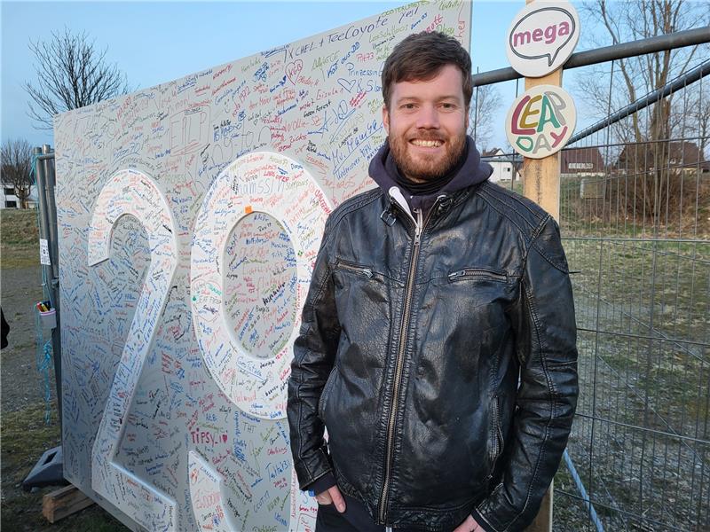 Geocaching-Event lockt rund 1500 Menschen nach Goslar <p>Am Ende des Tages, nachdem sich Tausende Geocacher hier verewigt haben, ist auf dem Logbuch kaum noch Platz – sehr zur Freude von Veranstalter Nico Kruppki. Foto: Eichler<br></p>