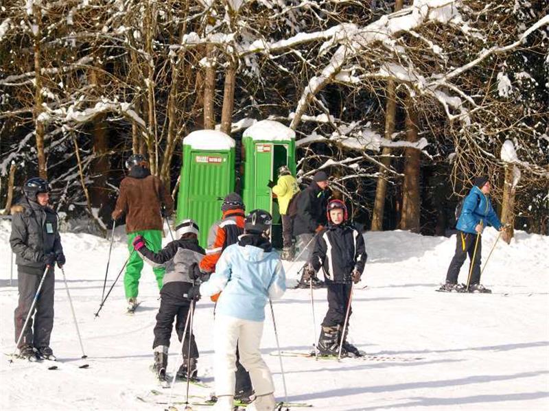 <p>An der Skiabfahrtspiste in Sonnenberg hat Betreiber Michael Sonderfeld mobile Toiletten aufgestellt. Ansonsten gibt es keine Möglichkeit, sein Geschäft in dem kleinen Ort zu verrichten. Archivfoto: Kluge</p>